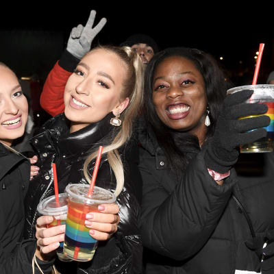 kolme nuorta naista drinkit kädessään