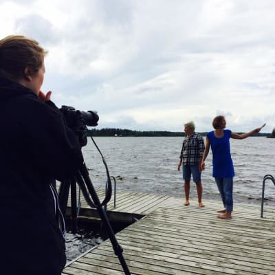 Deltagare i Malakta Dancefilm Lab filmar på stranden i Åminne, Malax.