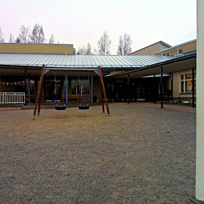 Framför huvudingången till Kyrkostrands-Jungmans skola finns gungor.