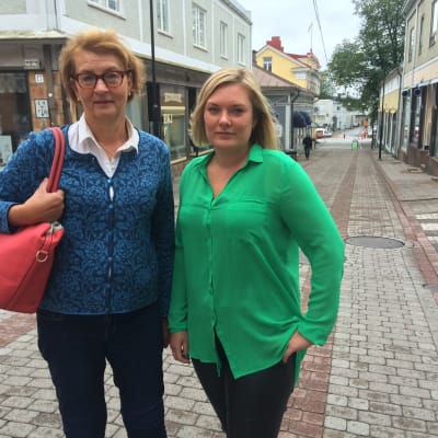 Ledande turistsekreterare i Raseborg Viveca Blomberg och Alexandra Stoor, ordförande för Ekenäs centrumförening.