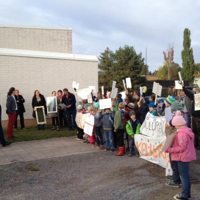 Elever demosterar mot att en finsk skola stängs i Raseborg.