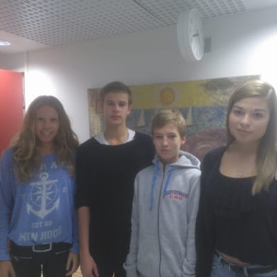Ronja Strömvall, Arthur Bergkulla, Jonas Lerstrand och Essi Unkuri vid Borgaregatans högstadium.