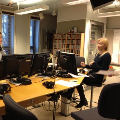 Pia Lagus och Haiju Ehnlund i radiostudio