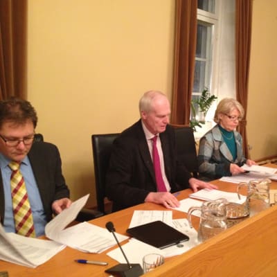 Fullmäktigeordförande Patrick Ragnäs, styrelseordförande Bernhard Utter och stadsdirektör Riitta El Nemr i Kristinestad