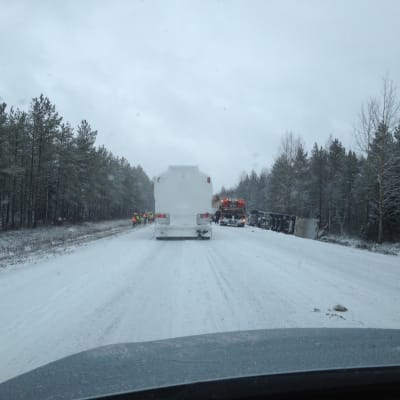 En trafikolycka blockerar just nu trafiken på riksväg åtta mellan Ytterjeppo och Kovjoki i Nykarleby.