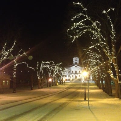 Julbelysning i Rådhusparken i Kristinestad.