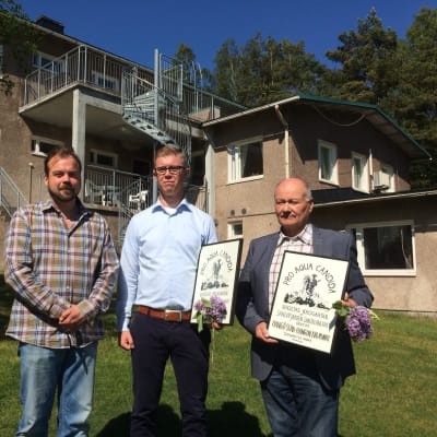 Max Forsman har tilldelat diplom till Tuomo Mäkilä från Visko och Jouko Kavander, stadsstyrelsens ordförande i Hangö.