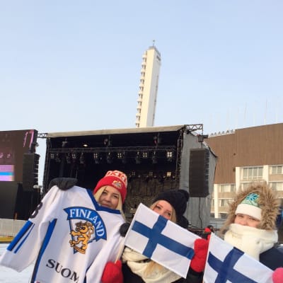 Nuorten Leijonien fanit poseeraavat Mäntymäen kentällä.