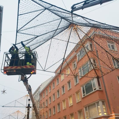Rotuaarin juhlavalojen riisuminen kestää pari päivää. Torstaina asentajat poistivat kokonaisuudesta suurimman valoelementin.