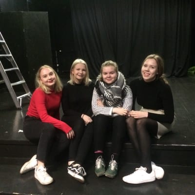 Kallion lukion Maija Kenttämies, Eevi Heikkinen, Ainu Kortelainen ja Sanni Granqvist fanittavat Skamia.
