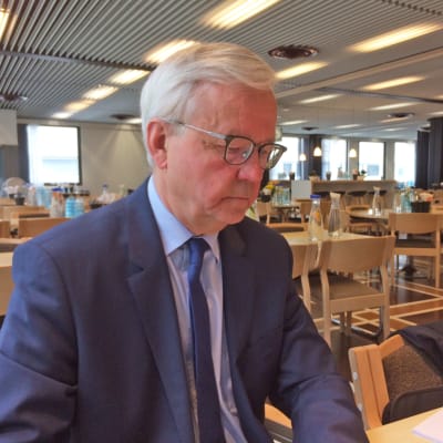 Olli Mäenpää sitter och läser