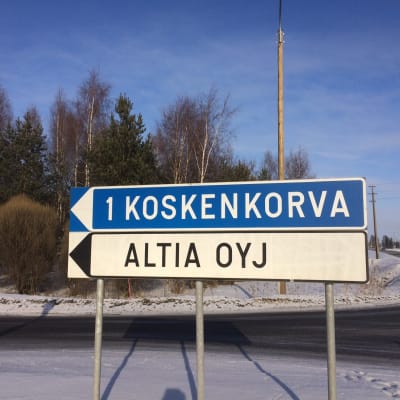 Kyltti opastaa Altian tehtaalle Koskenkorvalla Ilmajoella.