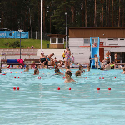 Aurinko houkuttelee vesipedot altaalle.