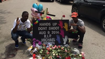 Spontant minnemärke på den plats där Michael Brown sköts ihjäl.
