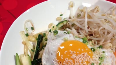 Bibimap - koreansk risrätt med stekta grönsaker och nötkött