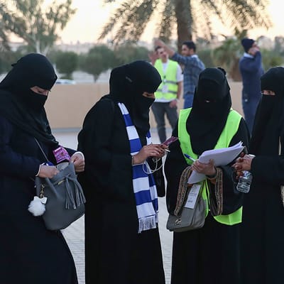 Saudinaisia saapumassa jalkapallo-otteluun.