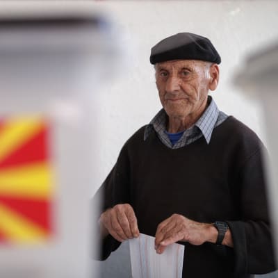 Albanialaistaustainen mies äänestää Makedonian nimen vaihtamisesta Zajasin kaupungissa.
