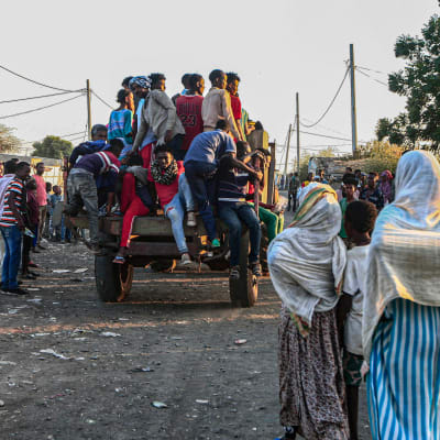 Tigrayn alueelta paenneita etiopialaisia rajakylässä Sudanin puolella perjantaina.