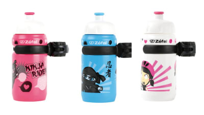 Dricksflaskor i plast med tecknade bild på en ninja eller barn med cykelhjälm.