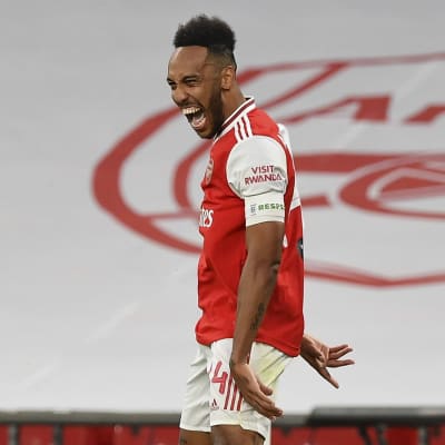 Pierre-Emerick Aubameyang blev glad då han gjorde 2–0.
