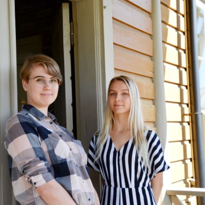 Stella Crawford (vänster) och Venla Lehtinen (höger)