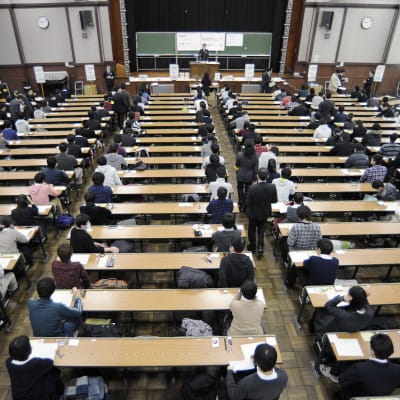 Kokelaat osallistuvat yliopiston pääsykokeisiin Tokiossa.
