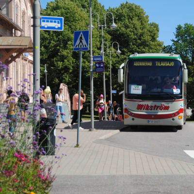 En buss parkerad utanför järnvägsstationen i Ekenäs.