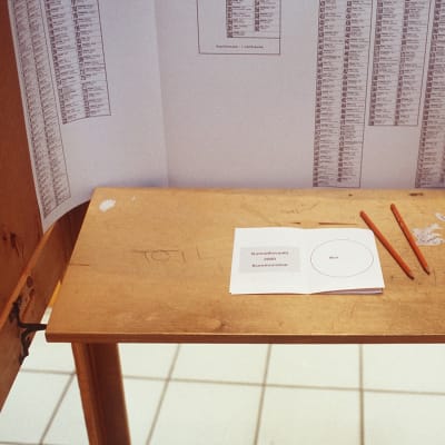 Äänestyskoppi sisältä vuoden 2000 kuntavaaleissa.