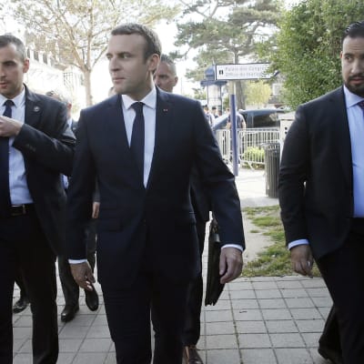 Ranskan presidentin avustajana kesäkuussa 2017 ollut Alexandre Benalla kävelee oikealla.