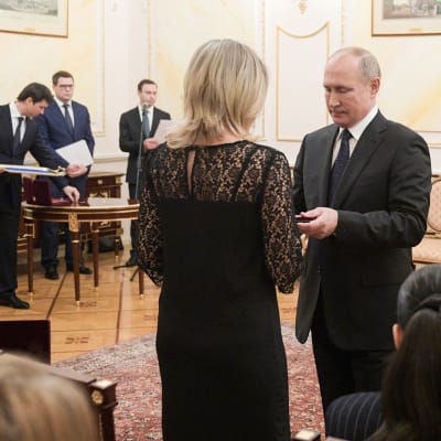 Putin tapasi tänään Kremlissä elokuun ohjustestiturmassa kuolleiden leskiä.
