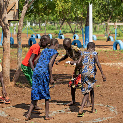 Eteläsudanilaisia pakolaislapsia leikkii Gambelan pakolaisleirillä Etiopiasa 21.kesäkuuta.