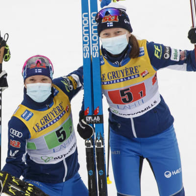 Krista Pärmäkoski, Laura Mononen, Kerttu Niskanen och Johanna Matintalo firar pallplats.