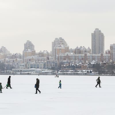 Ihmisiä kävelmässä joen jäällä Kiovassa tammikuussa 2021.