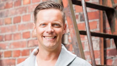 Porträtt på Johan Åminne som tävlar om att bli Lyssnarnas sommarpratare 2018