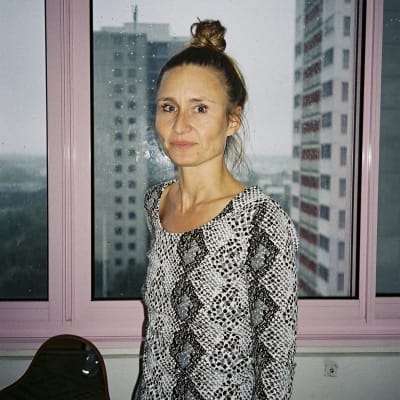 Camilla Ramonn, regissör för serien Noia står framför ett fönster. 