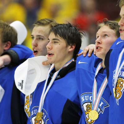 Suomen jääkiekkojoukkue laulamassa Maamme-laulua voitettuaan alle 20-vuotiaiden maailmanmestaruuden Malmössä, Ruotsissa vuonna 2014.