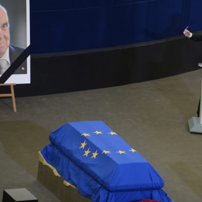 Yhdysvaltain entinen presidentti puhuu Helmut Kohlin muistotilaisuudessa Euroopan parlamentissa.