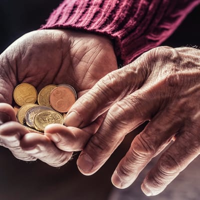 eläkeläisen kädet laskevat euroja