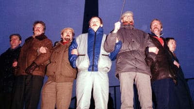 Civila står samlade för att försvara TV tornet i Vilnius, januari 1991. 