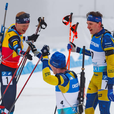 Johannes Bö, Martin Ponsiluoma och Sebastian Samuelsson gratulerar varandra. 