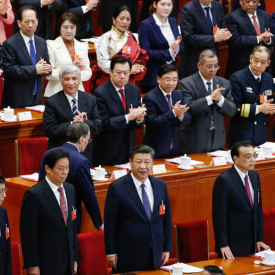 Kiinan presidentti Xi Jinping (alarivissä keskellä) Kansankongressissa 11. maaliskuuta.