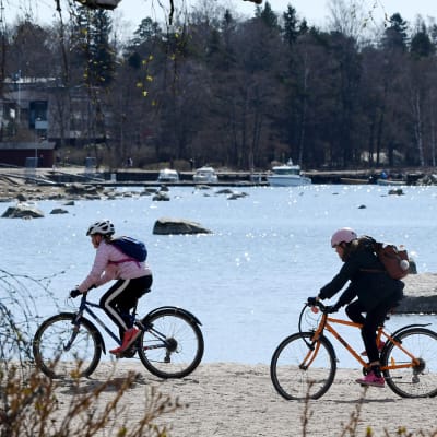 Pyöräilijöitä Kasinonrannassa Helsingin Lauttasaaressa 25. huhtikuuta