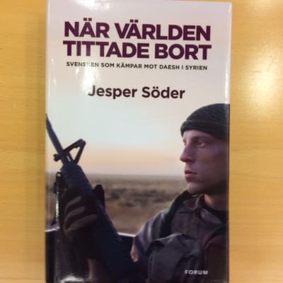 nuori mies kalashnikovin kanssa kirjan kannessa