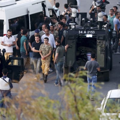 Turkin poliisi pidätti vallankaappaukseen osallistuneita sotilaita Taksim-aukiolla 16. heinäkuuta.