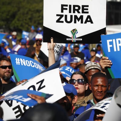 Mielenosoittajat vaativat presidentti Jacob Zuman eroa Kapkaupungissa 8. elokuuta 2017.