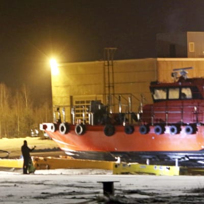 Meren pohjasta ylös nostettu luotsivene L-242 Tolkkisten satamassa Porvoossa tiistai-iltana.