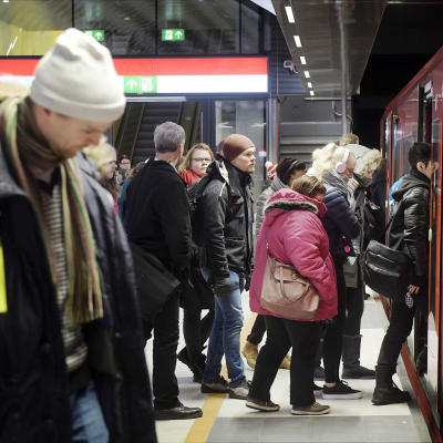 Matkustajia Matinkylän metroasemalla Espoossa.