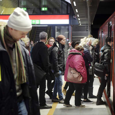 Matkustajia astumassa metrojunaan Matinkylän metroasemalla Espoossa.
