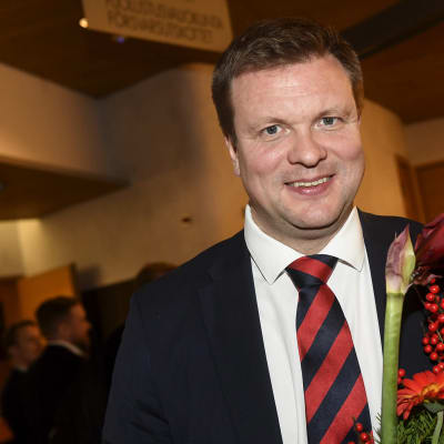 Ville Skinnari, jota SDP ehdottaa jatkamaan ulkomaankauppa- ja kehitysyhteistyöministerinä, SDP:n puoluehallituksen ja eduskuntaryhmän kokouksen jälkeen Helsingissä 8. joulukuuta 2019. 