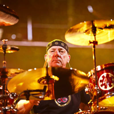 Rush-yhtyeen rumpali Neil Peart soittamassa rumpuja konsertissa Helsingissä.
